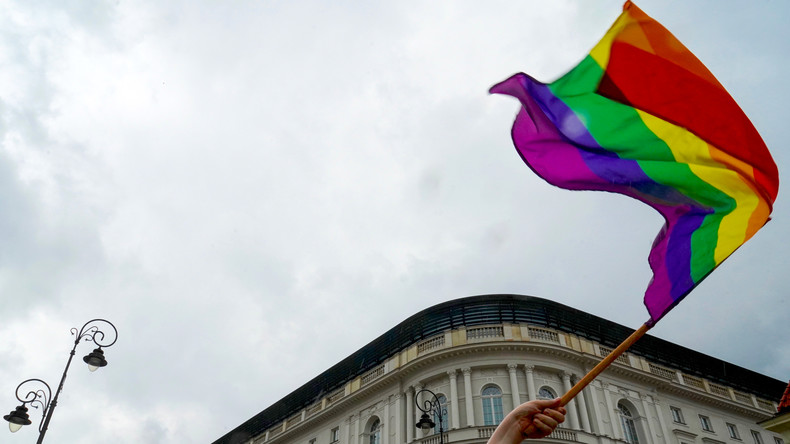 Pologne : des militants LGBT inculpés pour «la profanation de monuments de Varsovie»