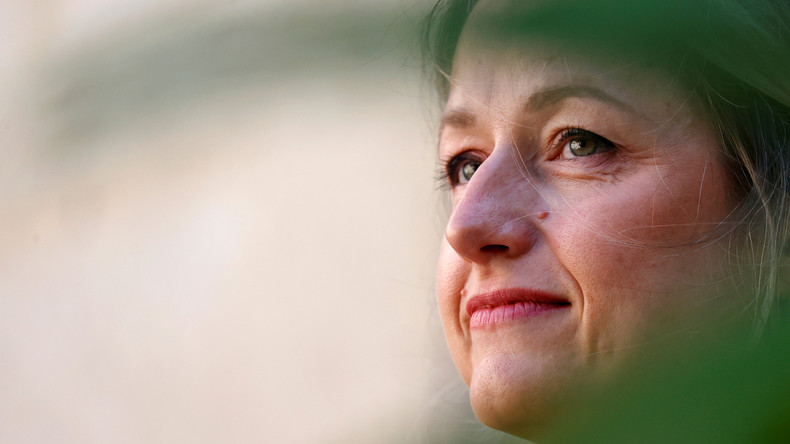 Barbara Pompili, la ministre écologiste qui fait volte-face sur les insecticides tueurs d'abeilles