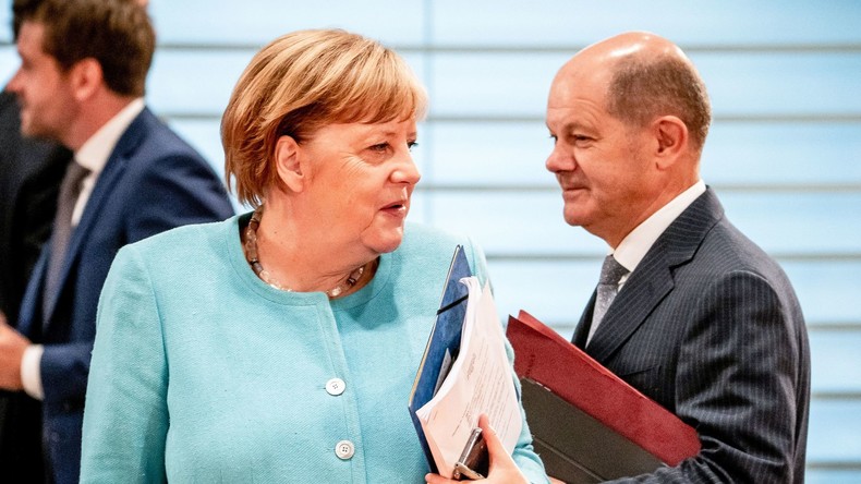 Merkel rencontre Macron, lestée d'une polémique sur la dette avec son ministre des Finances