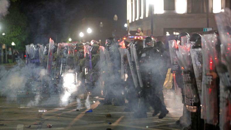 Etats-Unis : troisième nuit de violences à Kenosha, plusieurs coups de feu tirés