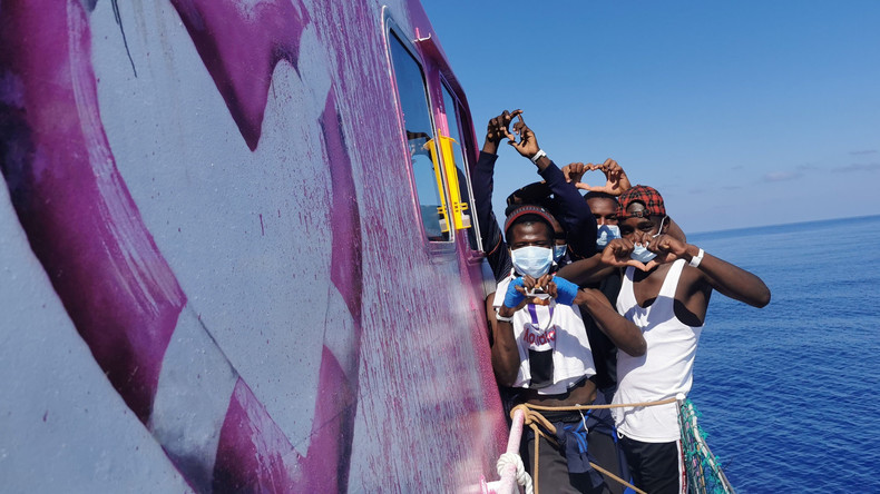 Bateau Louise Michel : l'opération secrète de Banksy pour aider les migrants en Méditerranée