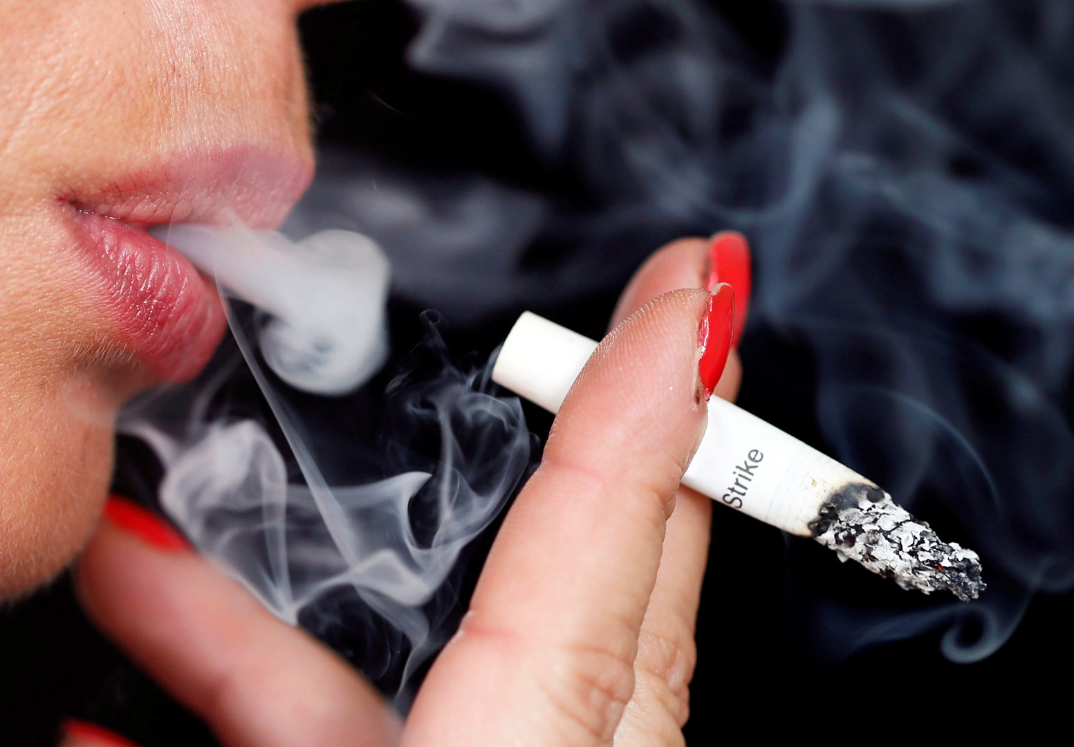 Черный кот с сигаретой. Курение дым. Фон табачный дым. Сигаретный дым. Дымок от сигареты.