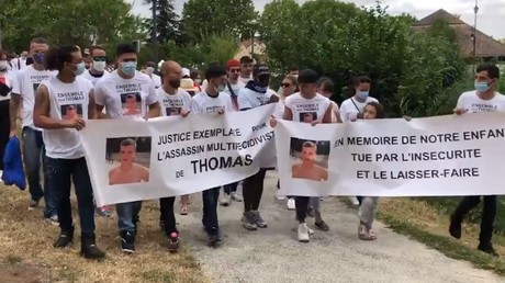 Marche blanche pour Thomas, mort à l'hôpital le 11 juin 2020 après avoir été poignardé un mois plus tôt. Capture d'écran du compte Twitter de la journaliste de Sputnik 
@kastor_sputnik