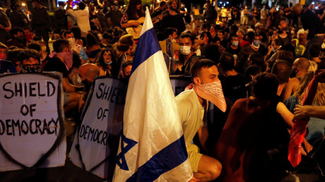 Manifestants contre Benjamin Netanyahou et la gestion de la crise de la maladie à coronavirus (COVID-19), près du domicile du Premier ministre à Jérusalem le 2 août 2020.