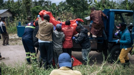Le corps d'une victime d'une attaque est chargé sur un camion à proximité de Beni en RDC.