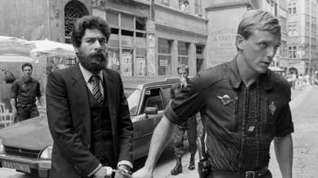 Photo d'archive montrant le militant des Factions armées révolutionnaires libanaises (FARL) George Ibrahim Abdallah escorté par un gendarme français à son arrivée au palais de justice de Lyon, le 10 juillet 1986.
