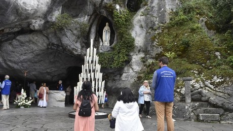 Une performeuse qui s'était dénudée devant la Grotte du sanctuaire de Lourdes condamnée à une amende