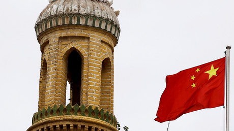 Un drapeau chinois flotte près d'un minaret de Kachgar, dans la région autonome ouïghoure du Xinjiang, en Chine, en septembre 2018 (image d'illustration).