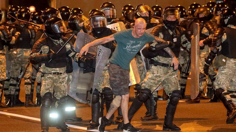 Un manifestant arrêté par les forces de l'ordre, à Minsk, le 9 août 2020, en Biélorussie.