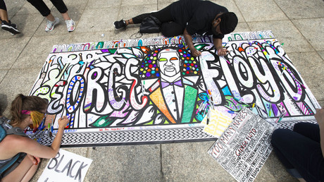 Une nouvelle vidéo dévoile l'intégralité de l'arrestation ayant entraîné la mort de George Floyd