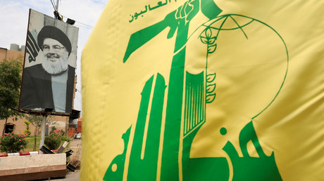 Un drapeau du Hezbollah devant un portrait d'Hassan Nasrallah, le 7 juillet 2020, au Liban (image d'illustration).