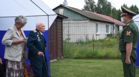 Russie : un vétéran de la Seconde Guerre mondiale honoré à l'occasion de son 100e anniversaire