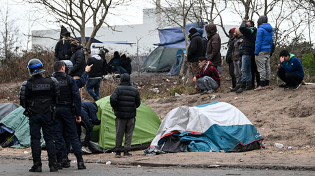 Des associations d'aide aux migrants de Calais saisissent le nouveau Défenseur des droits et l'ONU