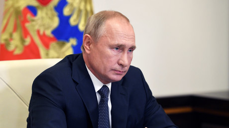 Le président russe Vladimir Poutine préside une réunion par visioconférence avec des membres du gouvernement, près de Moscou, le 11 août 2020 (image d'illustration).