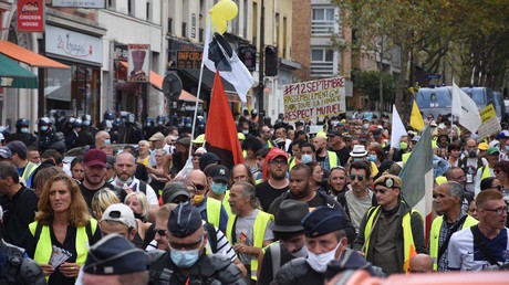 Des dizaines de Gilets jaunes manifestent à Paris en ce 15 août (IMAGES)