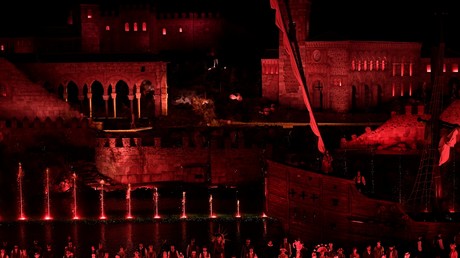 Covid-19 : 9 000 personnes au Puy du Fou, un favoritisme venu de l'Elysée ? La préfecture s'explique