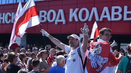 Des manifestants devant l'usine MZKT de Minsk, le 17 août 2020, en Biélorussie (image d'illustration).