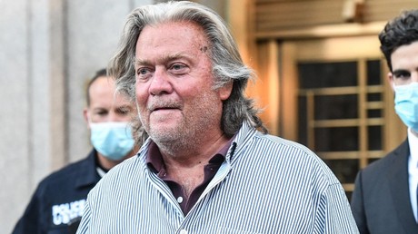 «Je vais continuer à me battre» : après son inculpation, Steve Bannon dénonce une «cabale politique»