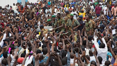 «Il n'y a pas de coup d'Etat» : les militaires qui ont pris le pouvoir acclamés par la foule au Mali