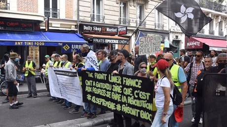 Hausse du SMIC, mise en place du RIC : une centaine de Gilets jaunes défile à Paris