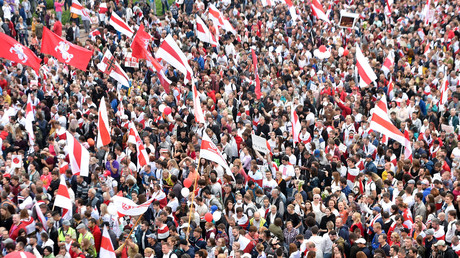 Biélorussie : plusieurs dizaines de milliers d'opposants manifestent à Minsk (IMAGES)
