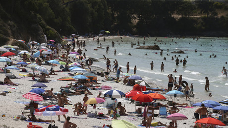 Deux gendarmes répriment la pratique du «topless» sur une plage, Twitter s'enflamme