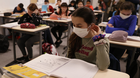 Fourniture scolaire ou dispositif sanitaire ? Des élus réclament la gratuité des masques à l'école