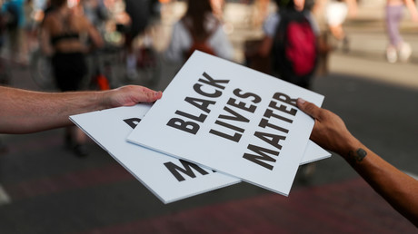 «Levez le poing !» : à Washington, des manifestants BLM encerclent une femme attablée en terrasse