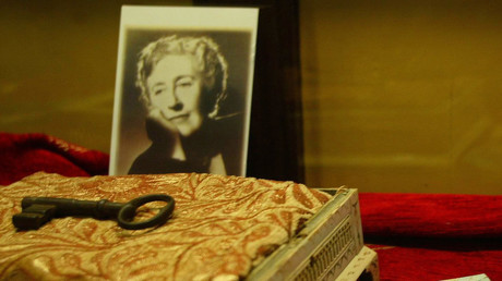 Un portrait d'Agatha Christie (1890 - 1976) ainsi que des effets personnels de la romancière britannique, dans le cadre d'une exposition à Istanbul (image d'illustration).