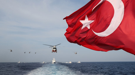 Le drapeau national de la Turquie flotte alors que des soldats turcs participent à un exercice de recherche et de sauvetage militaire avec des hélicoptères et des navires près de Magosa, à Chypre, le 12 juin 2019 (image d'illustration).