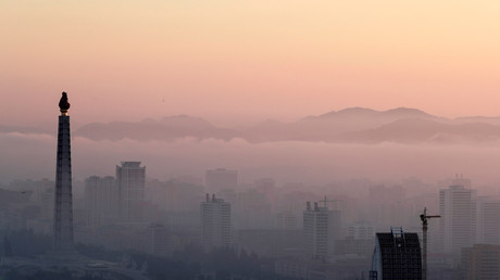 Une vue en hauteur de Pyongyang, de laquelle se dégage la tour du Juche dans la brume matinale (image d'illustration).