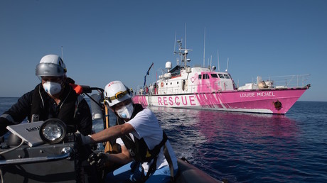 Au premier plan, un bateau de Sea-Watch 4. Au second plan, Le Louise Michel, le 22 août au large des côtes libyennes