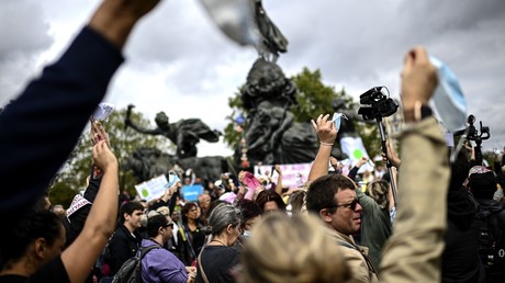 Quelques centaines de manifestants à Paris contre le port obligatoire du masque (IMAGES)