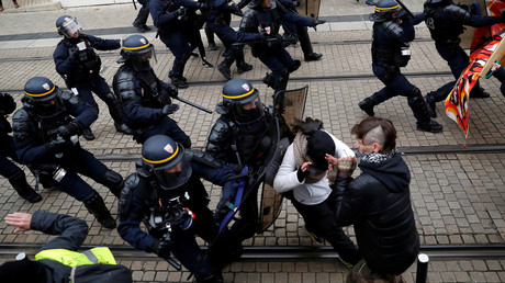 Gilets jaunes : Hollande critique l'usage du maintien de l'ordre et compare la situation à 2015