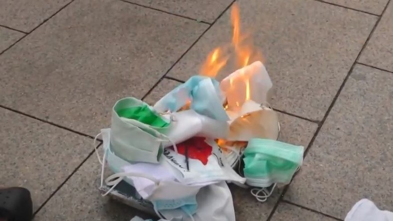 Bulgarie : des masques brûlés lors d'un rassemblement dans la capitale