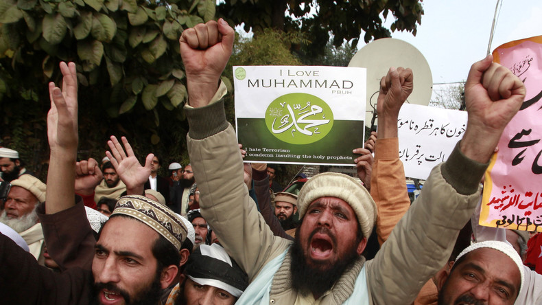 «Cessez d'aboyer, chiens français» : des Pakistanais manifestent contre Charlie Hebdo