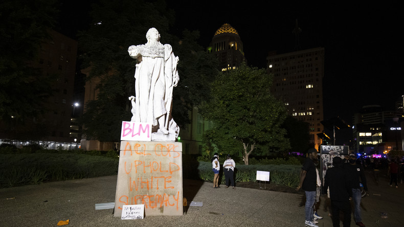 Etats-Unis : à Louisville, la statue de Louis XVI vandalisée a été retirée de son piédestal