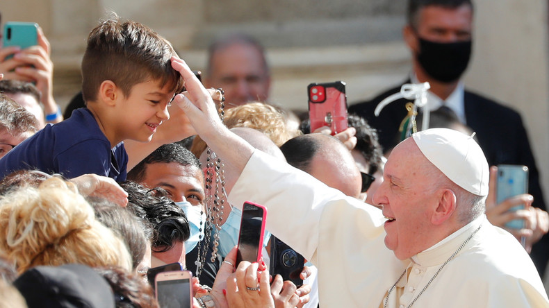 Le pape François enlève son masque et va toucher des fidèles lors d'une audience publique au Vatican