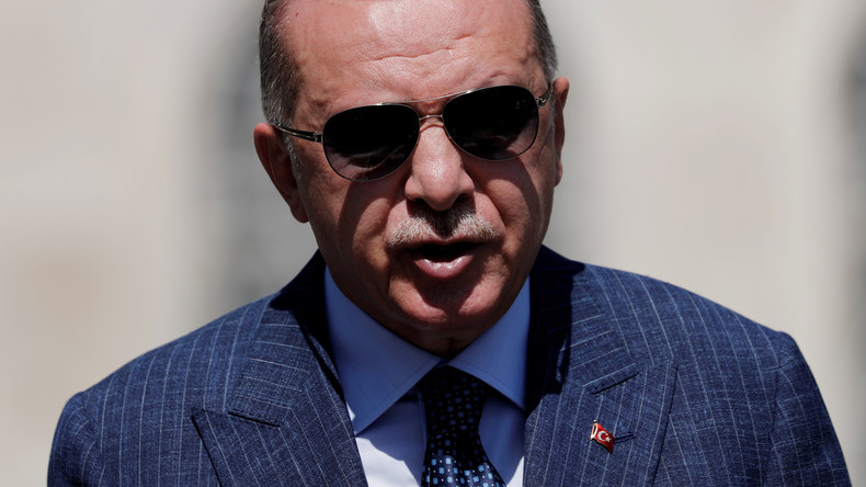 «Ambitieux incapable» : nouvelle pique d'Erdogan envers Macron lors d'une vidéoconférence