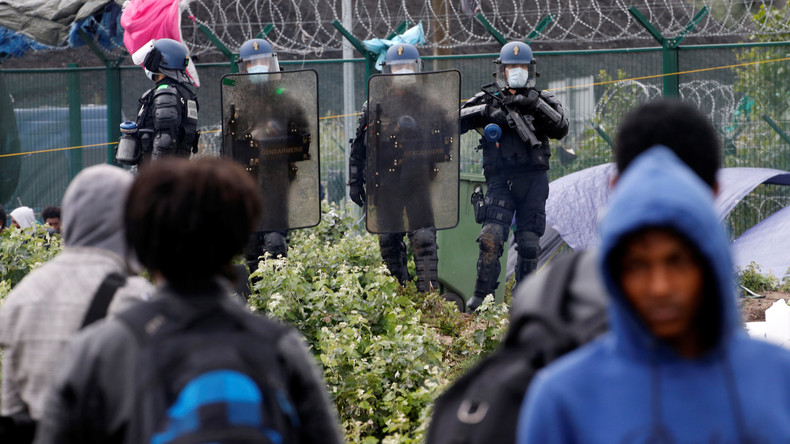 Calais : des associations contestent les restrictions sur la distribution de nourriture aux migrants