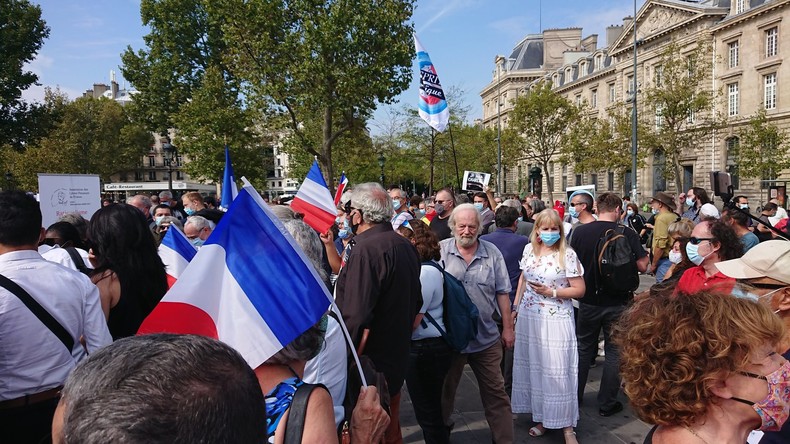 Paris : des manifestants commémorent la Première République et revendiquent la laïcité (IMAGES)
