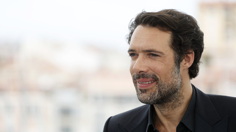 Covid-19 : Nicolas Bedos appelle à une rébellion contre les restrictions, Olivier Véran le rabroue