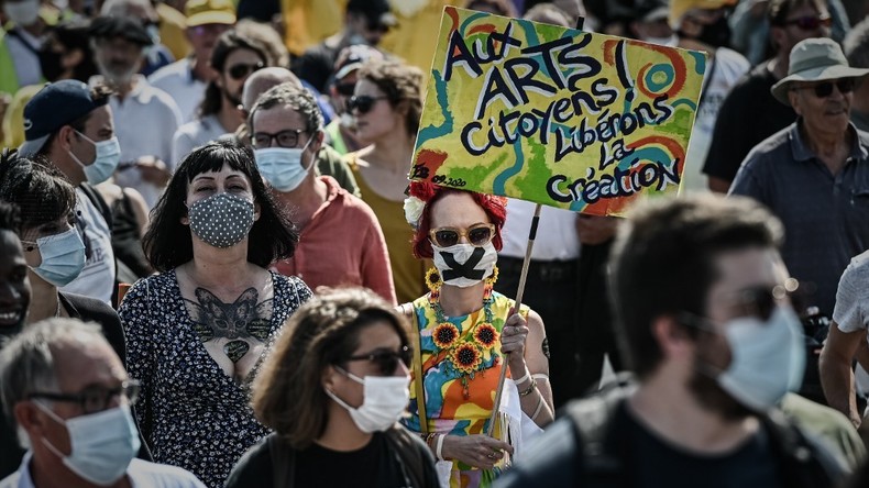 Manifestants verbalisés pour un autocollant ou un tract ? Ce que dit le droit
