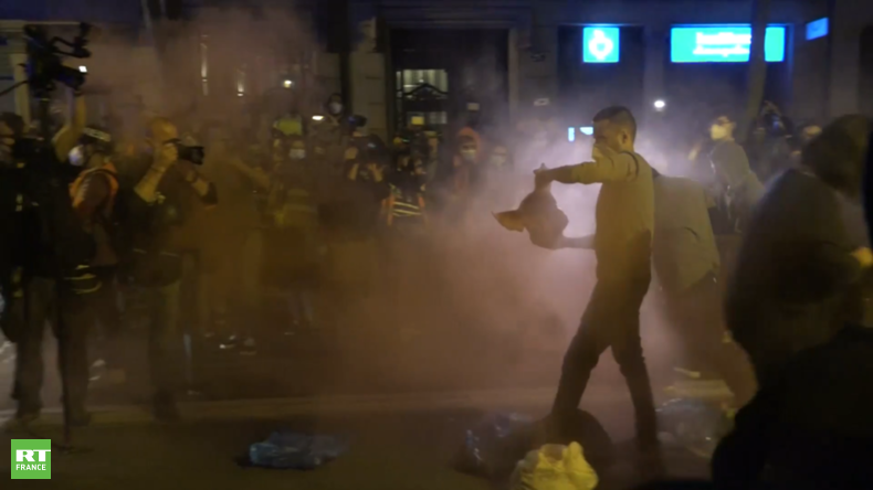 A Barcelone, des manifestants indépendantistes jettent des têtes de porcs sur la police