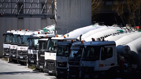 Des camions du cimentier Lafarge le 26 mars 2020 (image d'illustration)