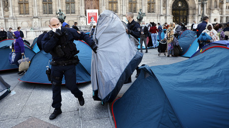 Paris accueille une centaine de familles de migrants dans l'Hôtel de ville