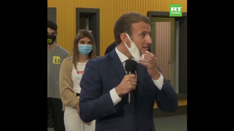 Gestes barrières : Macron retire son masque et tousse dans sa main pendant une visite (VIDEO)