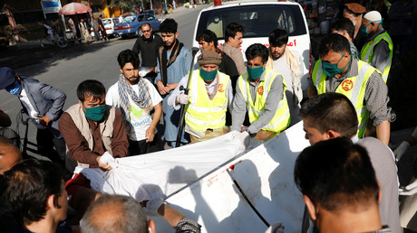 Des hommes afghans transportent un blessé dans un hôpital après une explosion à Kaboul, en Afghanistan, le 9 septembre 2020.
