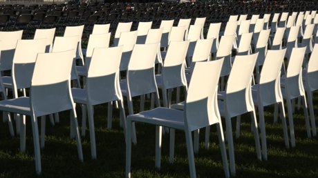 Berlin  : 13 000 chaises pour l'accueil des réfugiés du camp grec de Moria