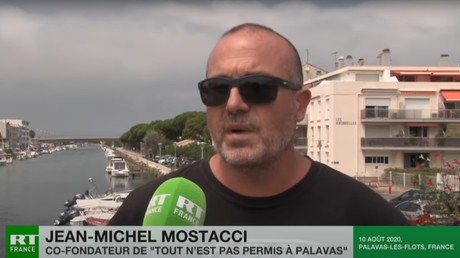 Jean-Michel Mostacci, cofondateur du collectif «Tout n'est pas parmis à Palavas», s'exprime le 10 août 2020 au micro de RT France, après l'organisation d'une manifestation contre la délinquance et les incivilités dans la ville de Palavas-les-flots.